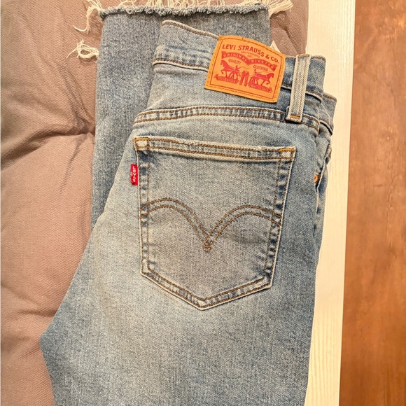 Levi’s Wedgie Straight Light Wash Raw Hem Jean Size 28 - Picture 2 of 5